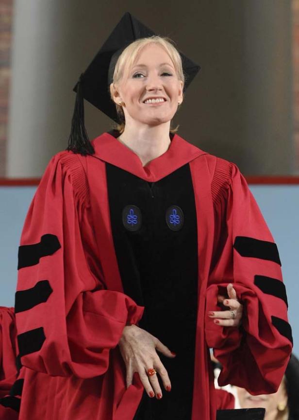 J.K. Rowling trägt eine rote Robe und einen Doktorhut.