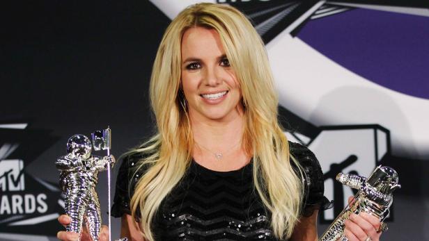 Britney Spears hält zwei MTV Video Music Awards in den Händen.