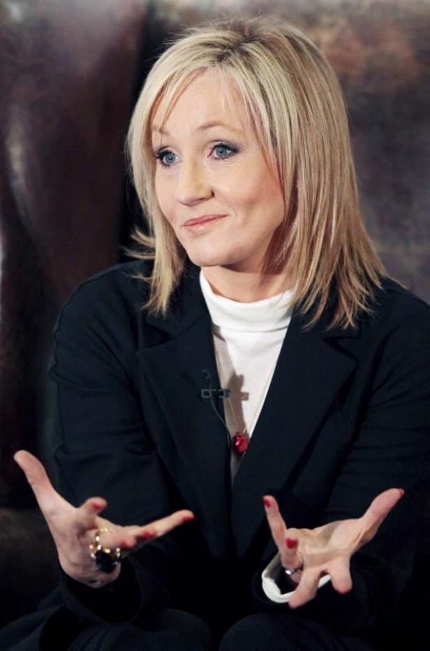 J.K. Rowling gestikuliert während eines Interviews.