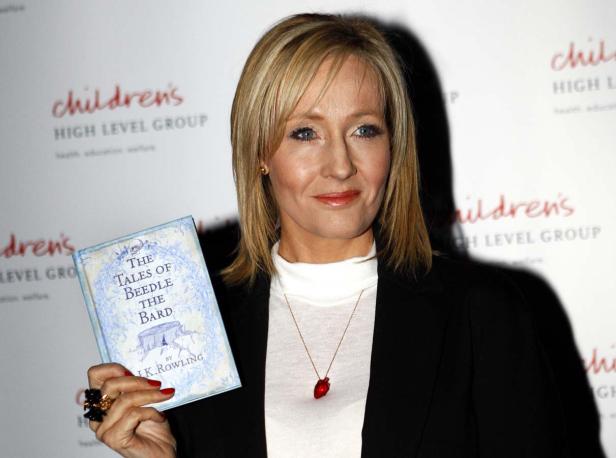 J.K. Rowling hält eine Ausgabe von „Die Märchen von Beedle dem Barden“ in der Hand.