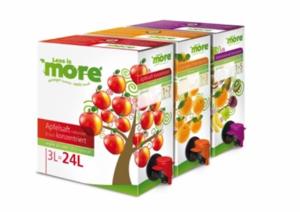 Drei Saftkartons der Marke „Less is More“ mit Apfel-, Orangen- und Multivitamin-Geschmack stehen nebeneinander.