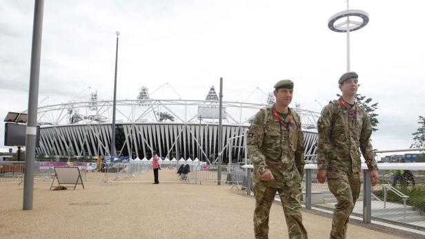 Zwei Soldaten gehen vor dem Olympiastadion in London entlang.
