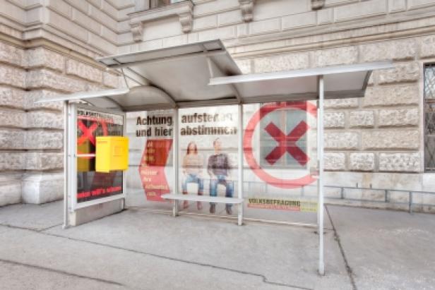 Wien will´s wissen/City Light/Briefkasten/Gewista Eine Bushaltestelle mit Plakaten zur Volksbefragung.