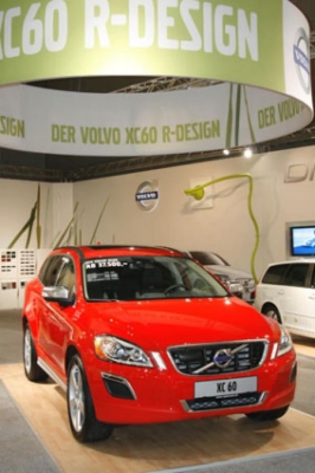 Ein roter Volvo XC60 R-Design auf einer Automobilausstellung.