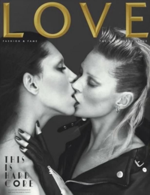 Das Cover des „Love“-Magazins zeigt zwei Frauen, die sich küssen.