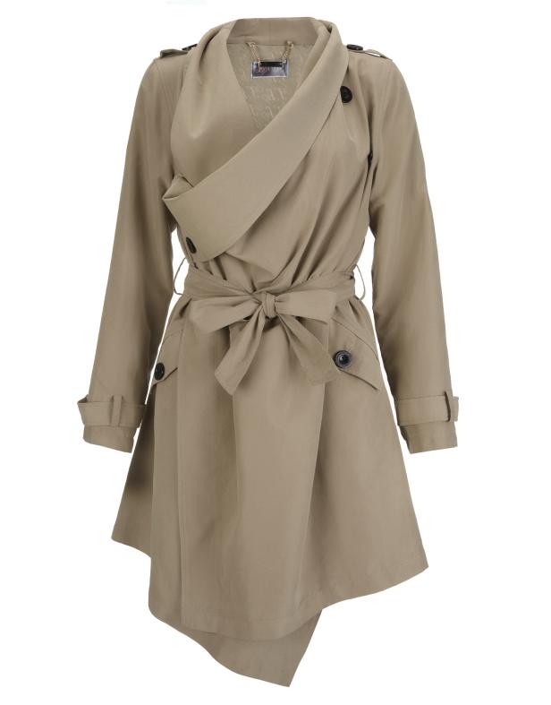 Ein beigefarbener Trenchcoat mit Wickelkragen und asymmetrischem Saum wird mit einem Gürtel zusammengehalten.