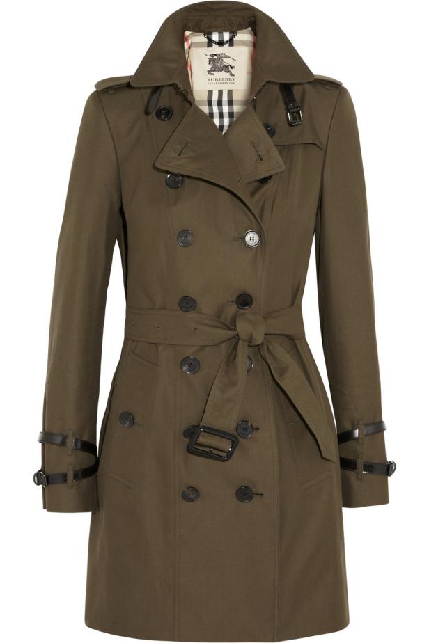 Ein olivgrüner Trenchcoat der Marke Burberry mit Gürtel und doppelreihiger Knopfleiste.