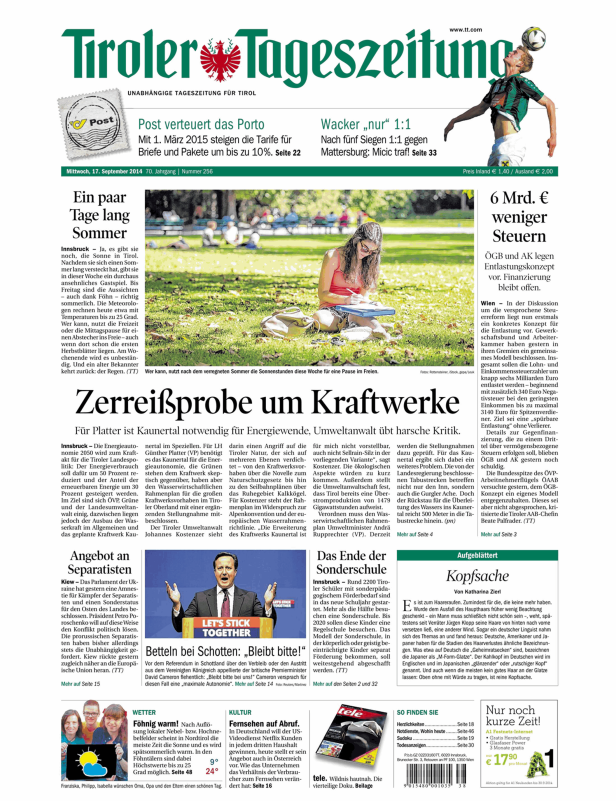 Eine junge Frau sitzt im Park und schreibt in ein Notizbuch.