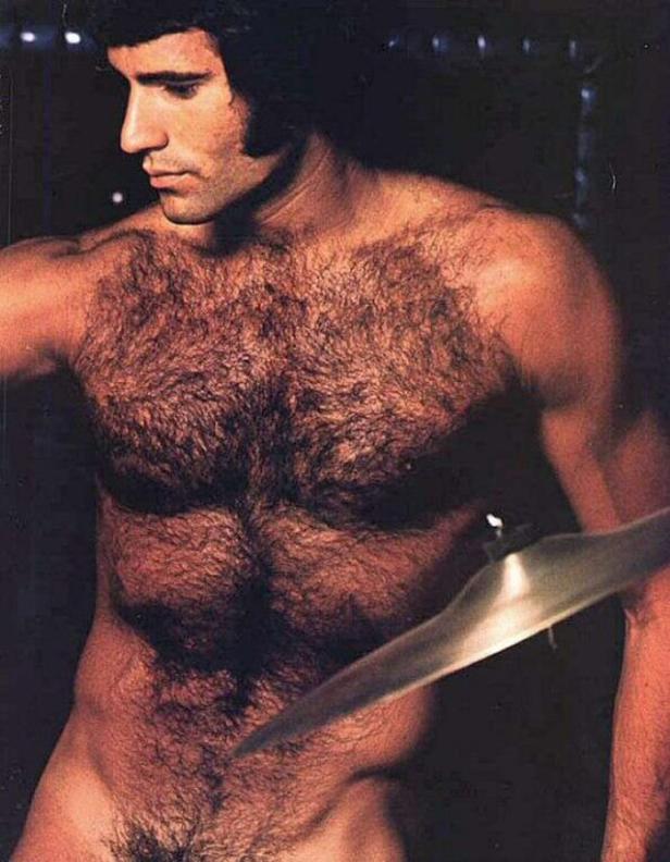 Ein Mann mit dunklen Haaren und freiem Oberkörper spielt Schlagzeug.