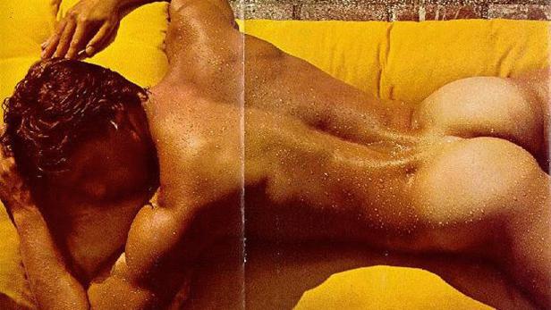 Ein Mann liegt auf einem gelben Tuch, sein Körper ist mit Wassertropfen bedeckt.