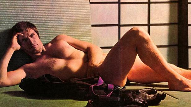 Ein Mann liegt auf einer grünen Unterlage vor einem japanischen Schiebetüren-Hintergrund.