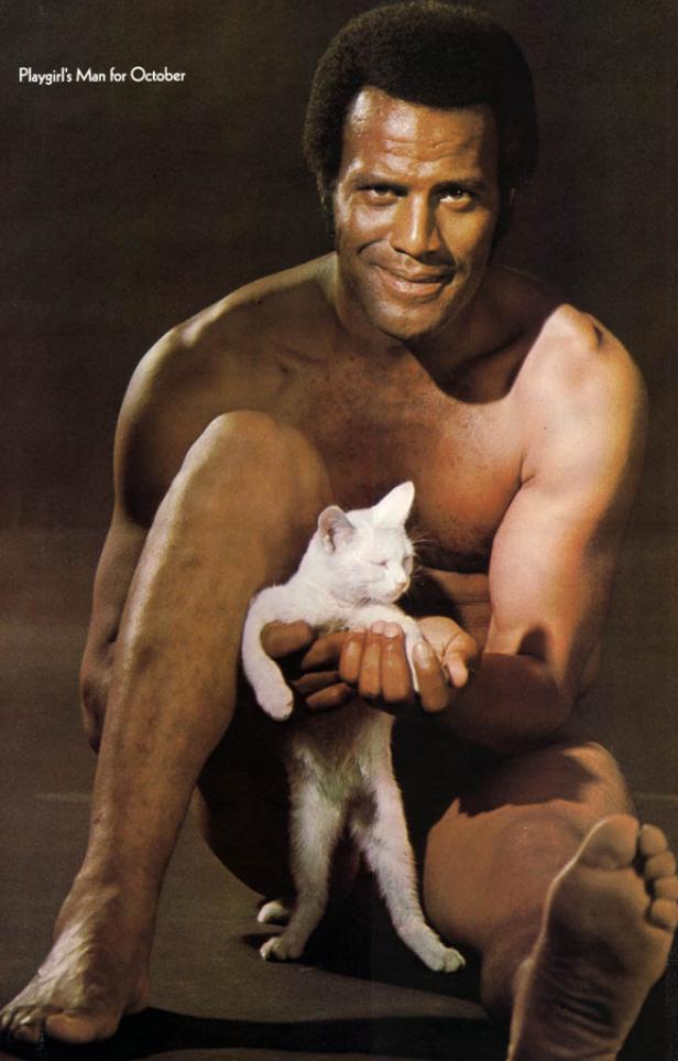 Ein Mann hält eine weiße Katze im Arm.