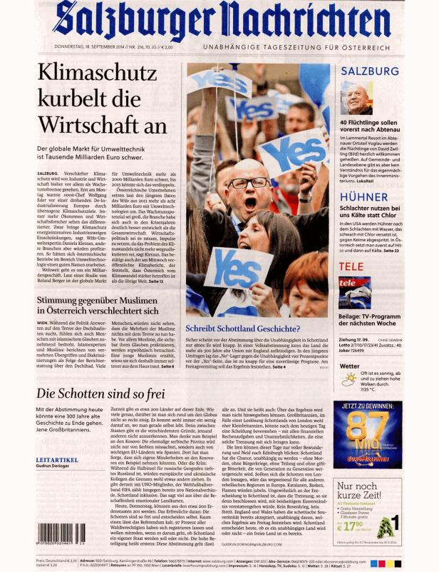 Demonstranten halten Schilder mit der Aufschrift „Yes“ während einer Kundgebung in Schottland.