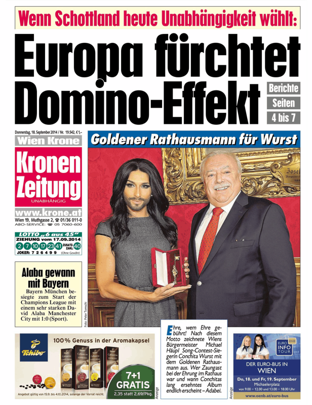 Conchita Wurst erhält den Goldenen Rathausmann von Wiens Bürgermeister Michael Häupl.