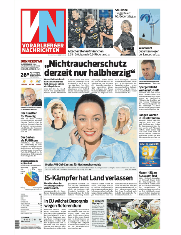 Die Fußballspieler des SCR Altach feiern ein 3:3-Unentschieden gegen Grödig.