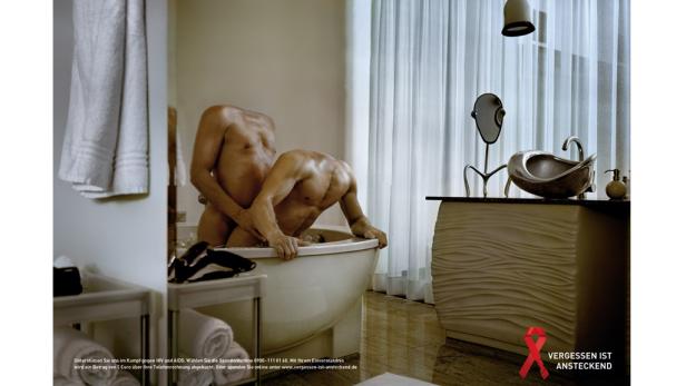 Zwei Männer ohne Kopf sitzen in einer Badewanne.