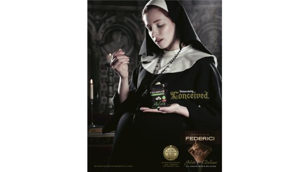 Eine Nonne im Habit isst Pistazieneis von Antonio Federici.
