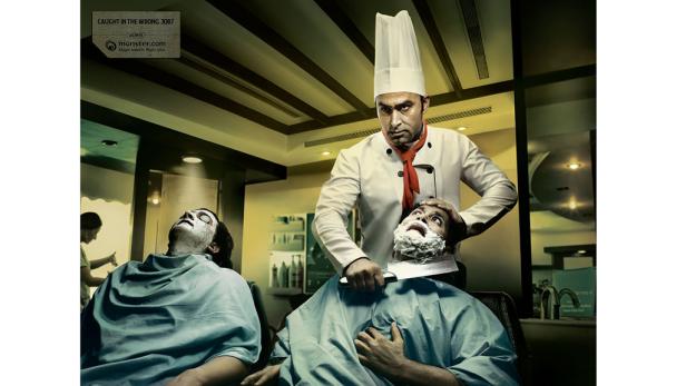 Ein Koch mit einem Hackmesser rasiert einem Kunden den Bart im Barbershop.