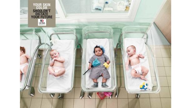 Mehrere Babys liegen in Krankenhausbetten, eines davon in Arbeitskleidung mit Staubwedel.