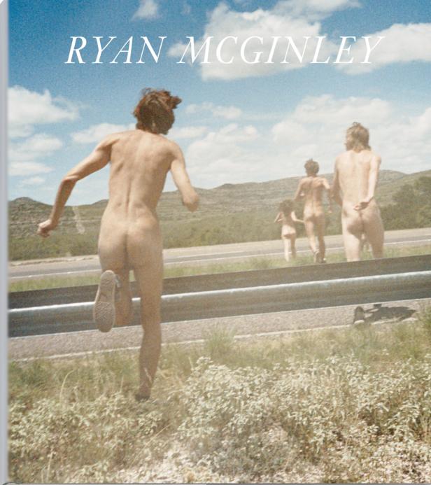 Mehrere nackte Menschen überqueren eine Landstraße, fotografiert von Ryan McGinley.