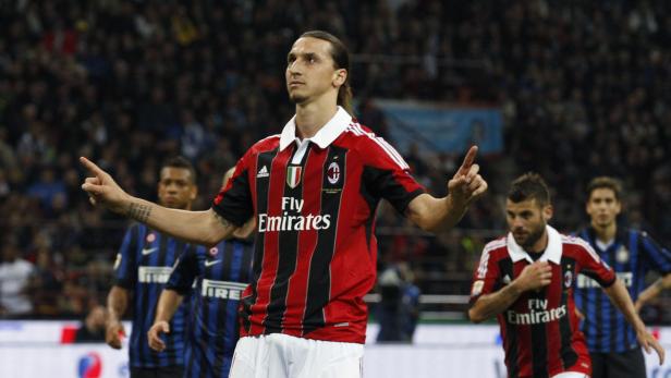Zlatan Ibrahimović im rot-schwarzen Trikot des AC Mailand auf dem Spielfeld.