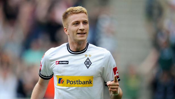 Marco Reus im Trikot von Borussia Mönchengladbach zeigt mit dem Finger.