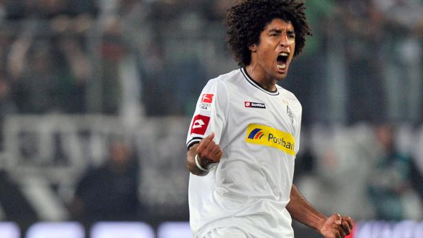 Ein Fußballspieler von Borussia Mönchengladbach jubelt mit geballten Fäusten.