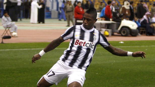 Ein Fußballspieler im Trikot von Juventus Turin auf dem Spielfeld.