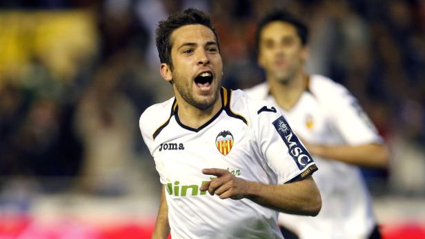 Ein Fußballspieler von Valencia jubelt auf dem Spielfeld.