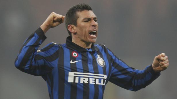 Ein Fußballspieler von Inter Mailand jubelt mit geballten Fäusten.
