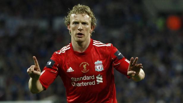 Dirk Kuyt feiert in einem roten Liverpool-Trikot mit den Fingern ein Tor.
