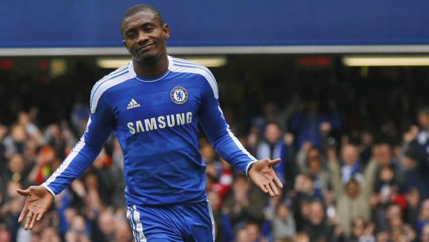 Ein Fußballspieler im blauen Chelsea-Trikot jubelt vor einer Zuschauermenge.