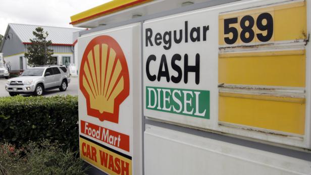 Ein Schild einer Shell-Tankstelle zeigt den Preis für reguläres Benzin bei 5,89 Dollar pro Gallone.
