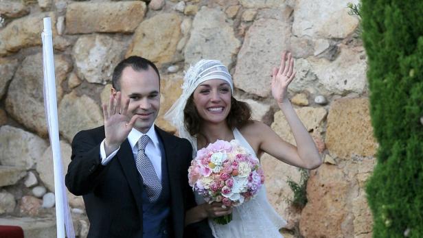 Andrés Iniesta und Anna Ortiz winken an ihrem Hochzeitstag.