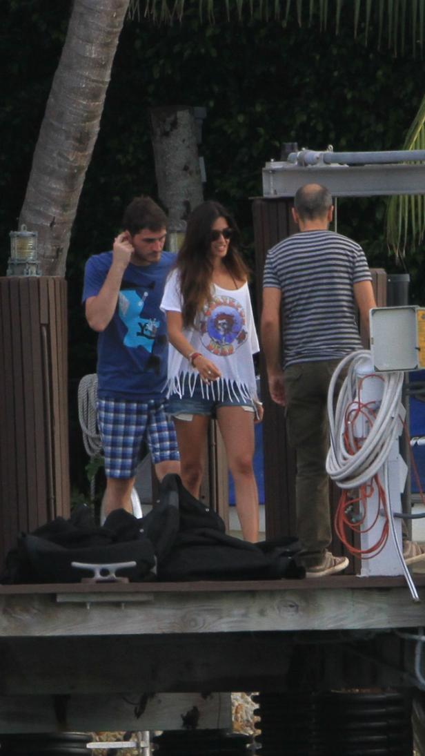 Ein Mann und eine Frau stehen auf einem Steg, im Hintergrund ein weiterer Mann.