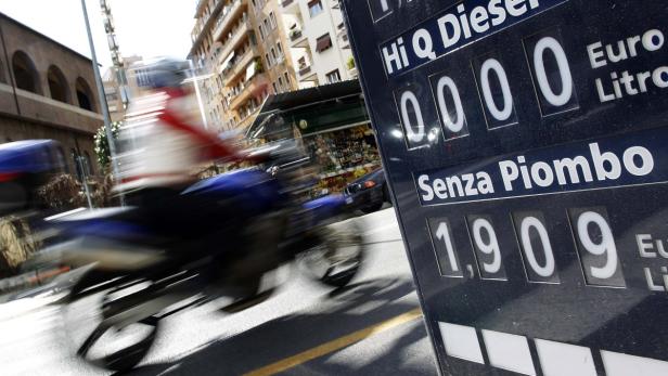 Ein Motorrad fährt an einer Tankstelle vorbei, deren Preisanzeige 1,909 Euro pro Liter beträgt.