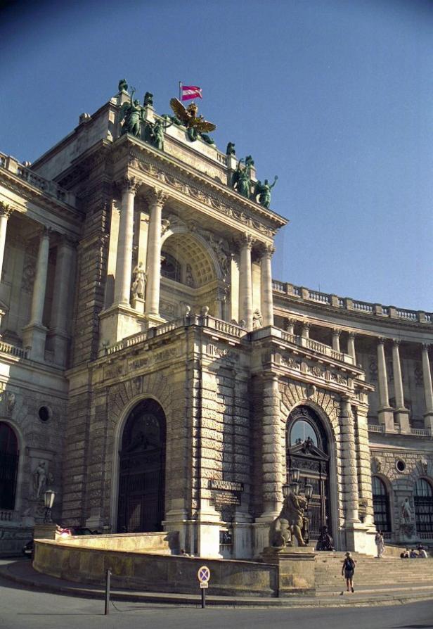 Die Fassade der Hofburg in Wien mit der österreichischen Flagge auf dem Dach.