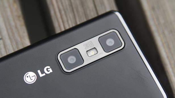 Die Rückseite eines schwarzen LG-Smartphones mit 3D-Kamera und Blitz.