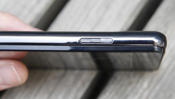 Detailansicht der Seite eines Smartphones mit einer 3D-Taste.