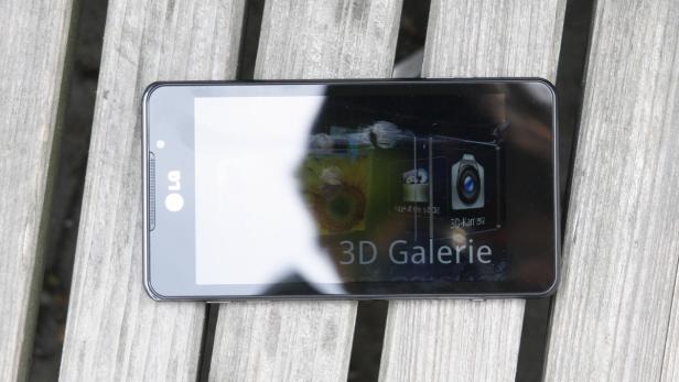 Ein LG-Smartphone liegt auf einer Holzbank.