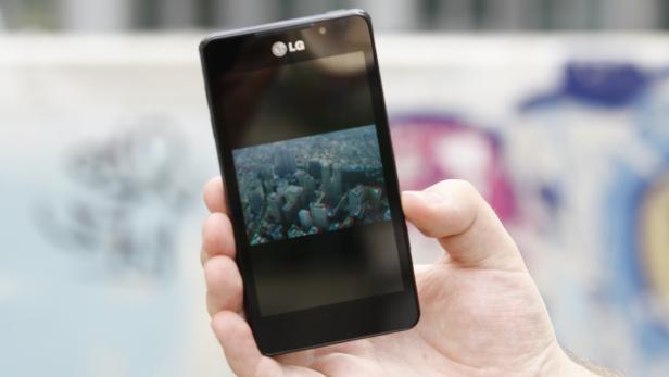 Ein LG-Smartphone zeigt ein 3D-Bild einer Stadt.