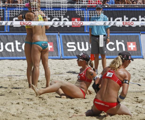 Beachvolleyball-Spielerinnen am Netz und im Sand bei einem Turnier in Kärnten.