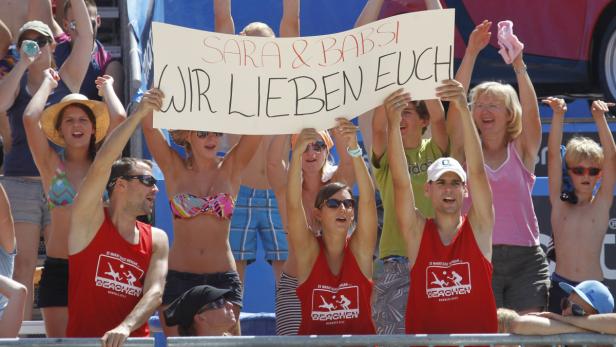 Eine Gruppe von Fans hält ein Schild mit der Aufschrift „Sara & Babsi, wir lieben euch“.