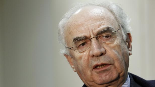 Ein älterer Mann mit Brille spricht.