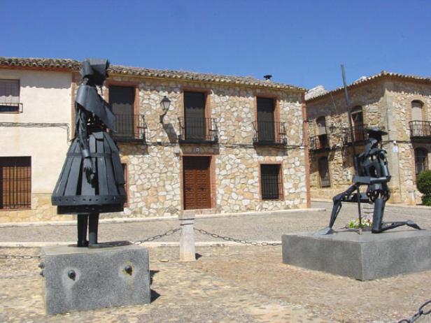 Statuen von Don Quijote und Sancho Panza auf einem Platz in Belmonte, Spanien.