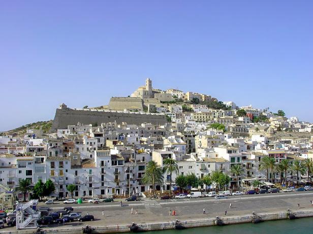 Blick auf die Altstadt von Ibiza mit ihren weißen Häusern und der Festung auf dem Hügel.