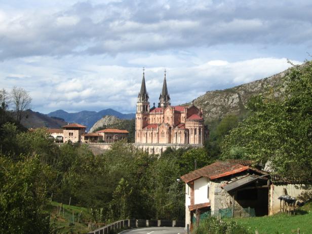 Die Basilika Santa María la Real de Covadonga in den Bergen von Asturien.