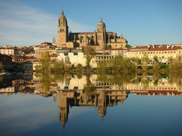 Die Kathedrale von Salamanca spiegelt sich im Wasser des Flusses Tormes.