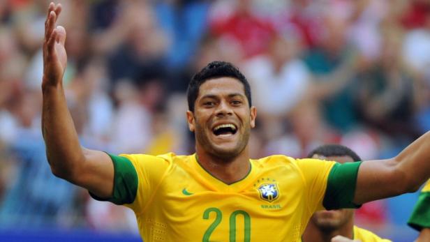 Der brasilianische Fußballspieler Hulk jubelt mit erhobenen Armen.