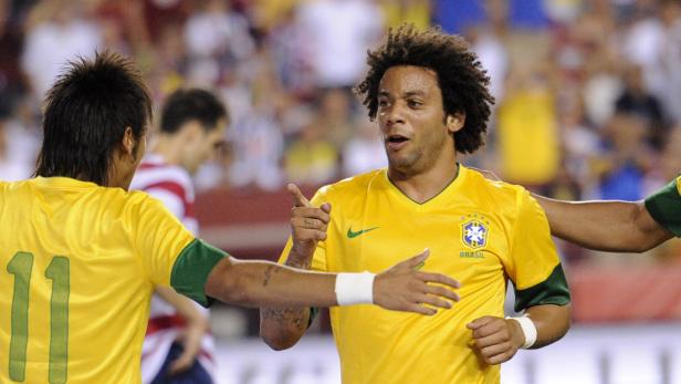 Marcelo, ein brasilianischer Fußballspieler, gestikuliert auf dem Spielfeld.